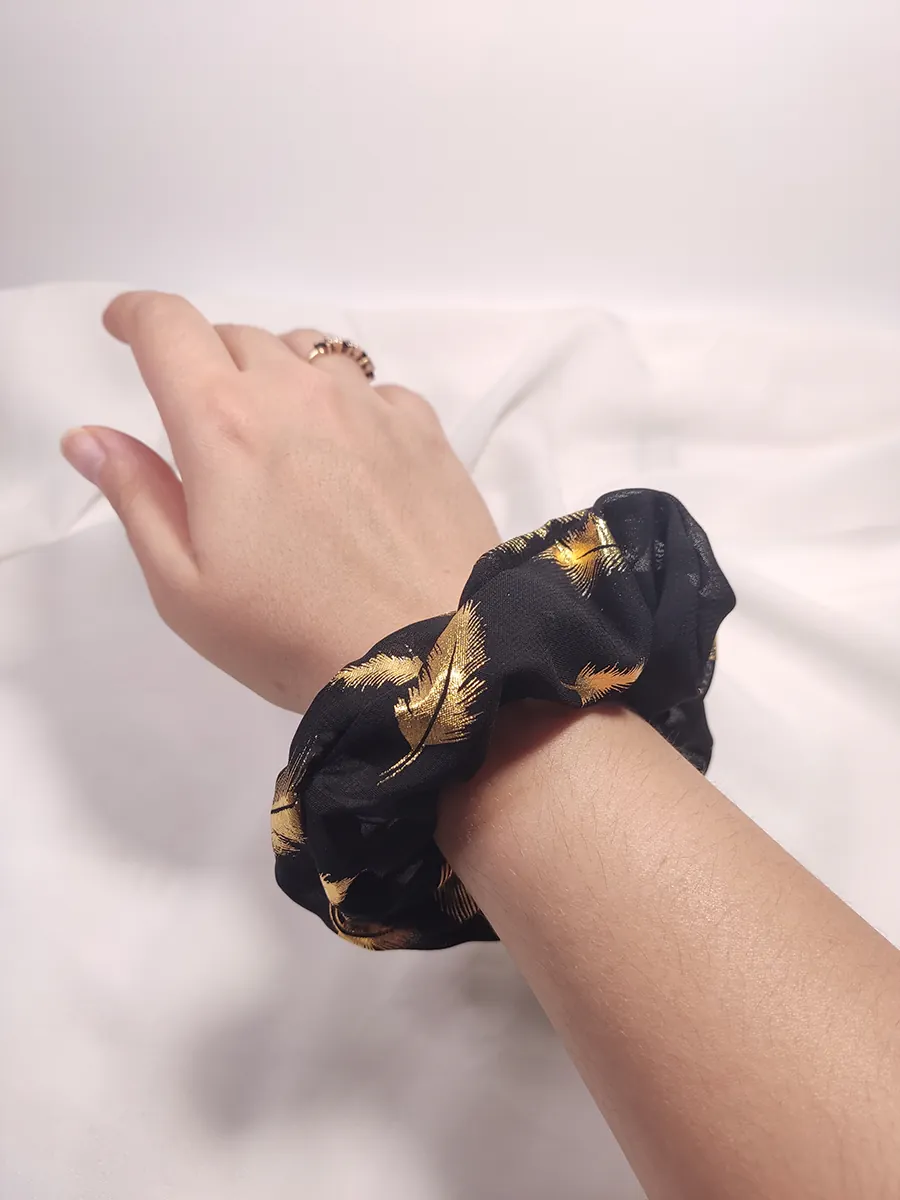 Scrunchie Λάστιχο μαλλιών από μουσελίνα με χρυσά φτερά Medium