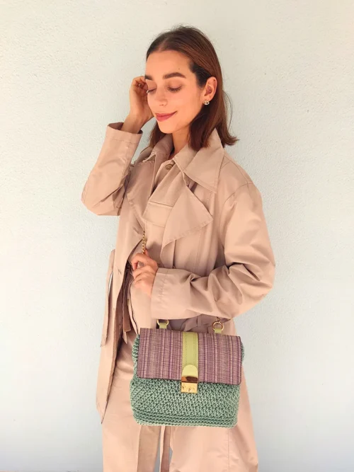 Πλεκτή Τσάντα Ώμου σε Βεραμάν Χρώμα με Χρυσή Αλυσίδα και Δίχρωμο Καπάκι από Δερματίνη | CHRISARTI