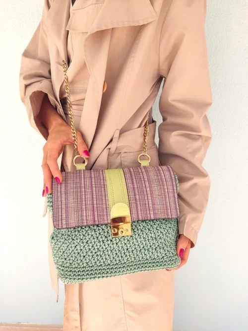 Πλεκτή Τσάντα Ώμου σε Βεραμάν Χρώμα με Χρυσή Αλυσίδα και Δίχρωμο Καπάκι από Δερματίνη | CHRISARTI